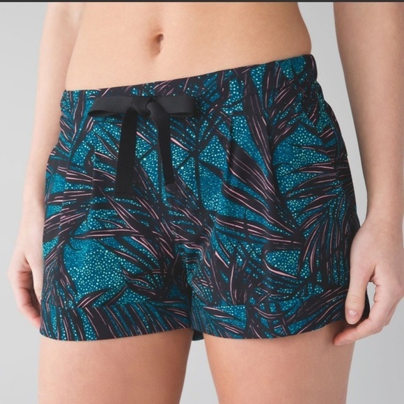 Lululemon Spring Break Away Short II Palm Lace Tofino Teal Multi W7FFPS Size 4 - Picture 1 of 9